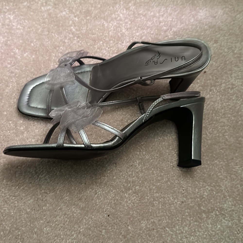 Heels - Picture 3 of 3